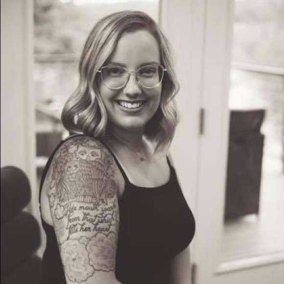 Meet your Posher, Tori - Picture 2 of 2